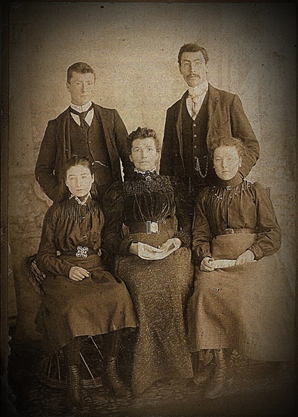 3 Family photo after Alexander died, maybe 1898, Wm 22, John 20, etc